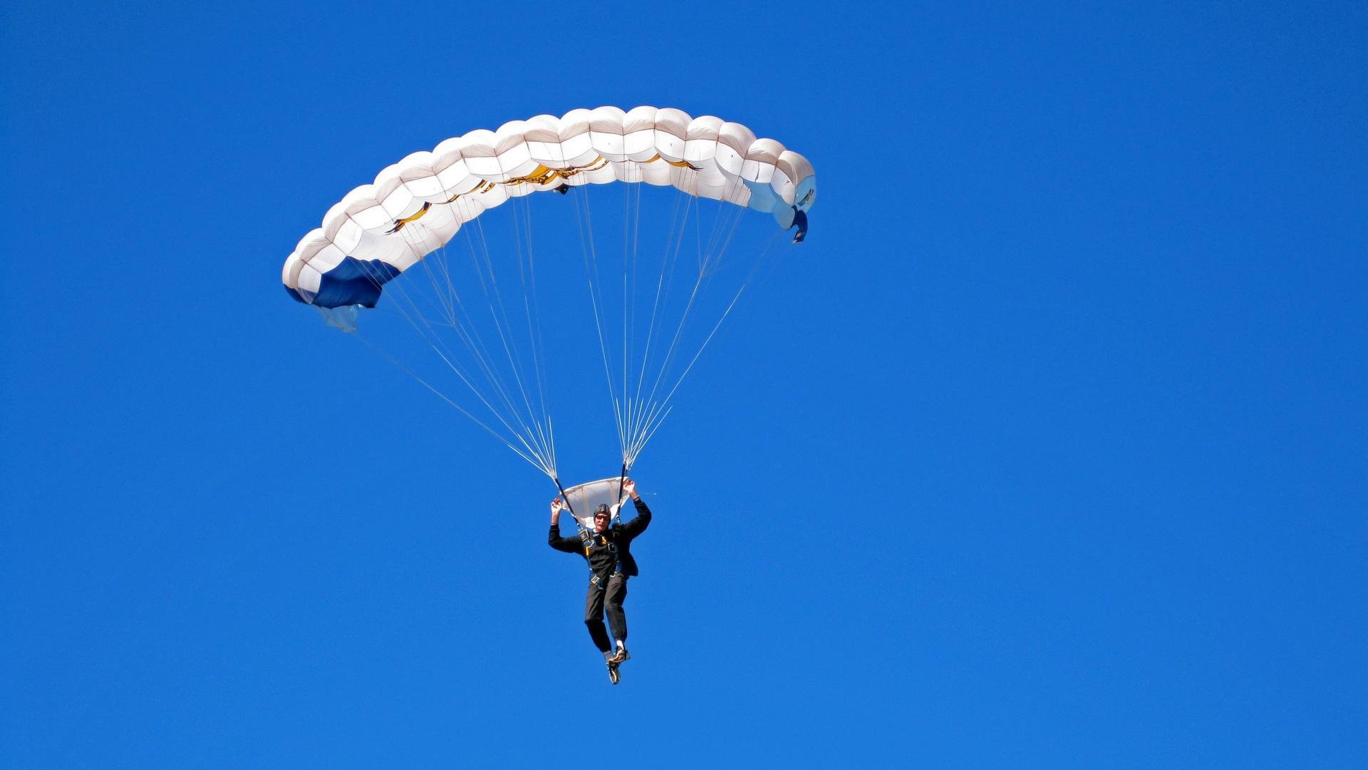 米兰体育官方下载-“山谷穿梭：天然险境中的极速较量”，山谷探险